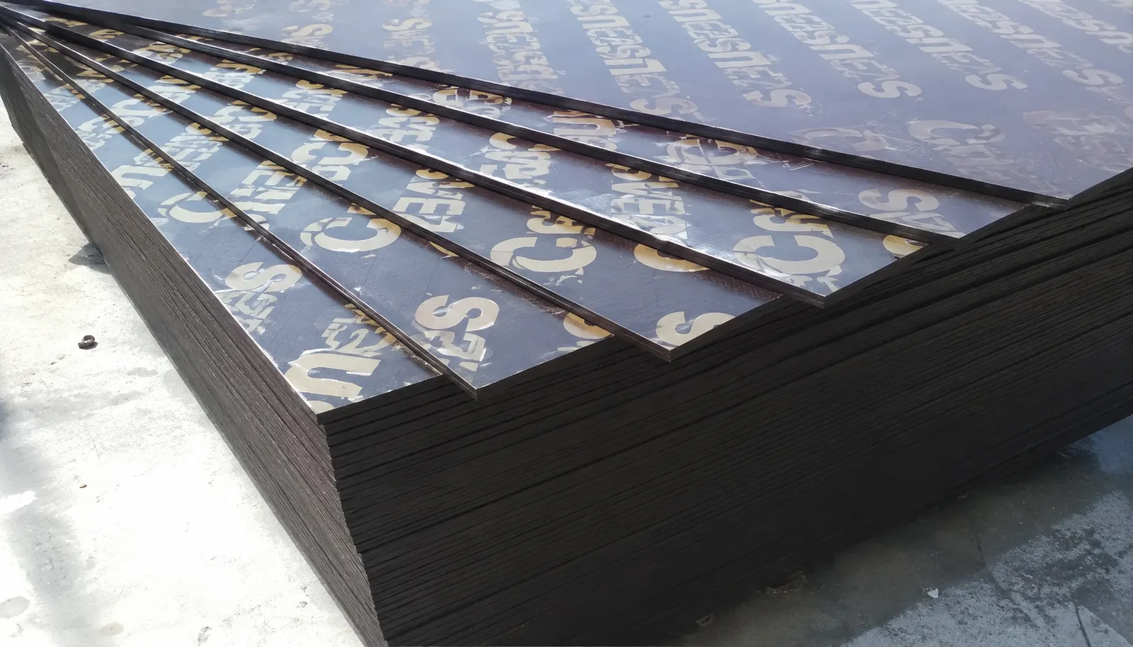 Stacked coated plywood formwork panels